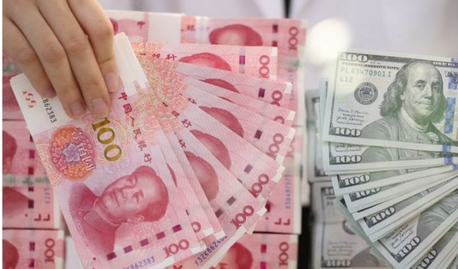 중국 100위안화 미국 100달러 지폐가 나란히 놓여 있다.     사진=뉴시스
