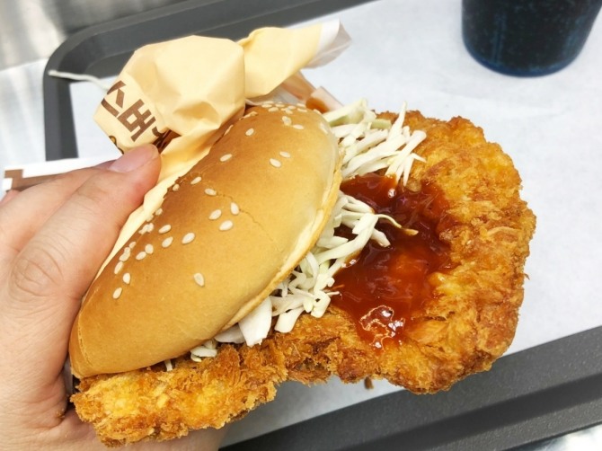 롯데리아에서 판매하는 '왕돈까스버거'를 맛봤다. / 사진=김수식 기자