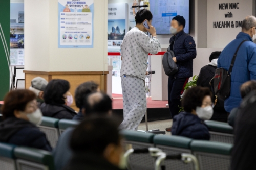 최근 들어 의료파업 장기화되면서 제약사에게도 문제가 발생하고 있다. 지난 15일 서울 시내의 한 병원에서 한 환자가 이동하고 있다. 사진=연합뉴스