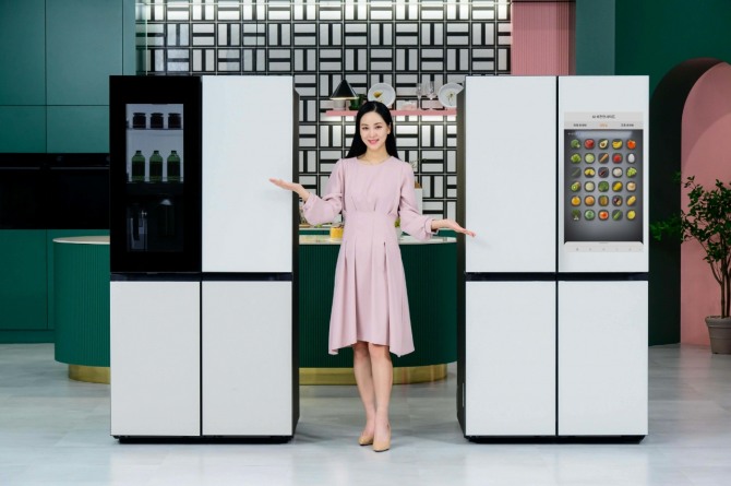 삼성전자 모델이 비스포크 냉장고 신제품을 소개하고 있다. 사진=삼성전자
