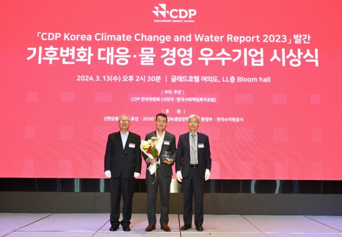 13일 서울 여의도 글래드호텔에서 열린 ‘2023 CDP 코리아 어워즈(Korea Awards)  시상식에 참가한 한화에어로스페이스 김상선 ESH 실장(가운데)이 CDP 한국위원회 관계자들과 기념 촬영을 하고 있다. 사진=한화에어로스페이스