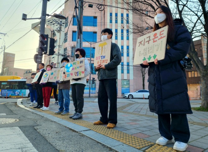 광주 광산구 송정1동 주민자치회(회장 오성중)가 15일 오전 출근길 시민을 대상으로 기후위기 대응 동참을 홍보했다. /광주광산구청=제공