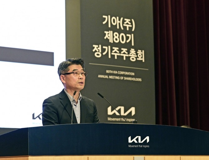 송호성 기아 사장이 15일 오전 서울 서초구 양재동 기아 본사에서 열린 제80기 정기 주주총회에서 인사말을 하고 있다. 사진=기아