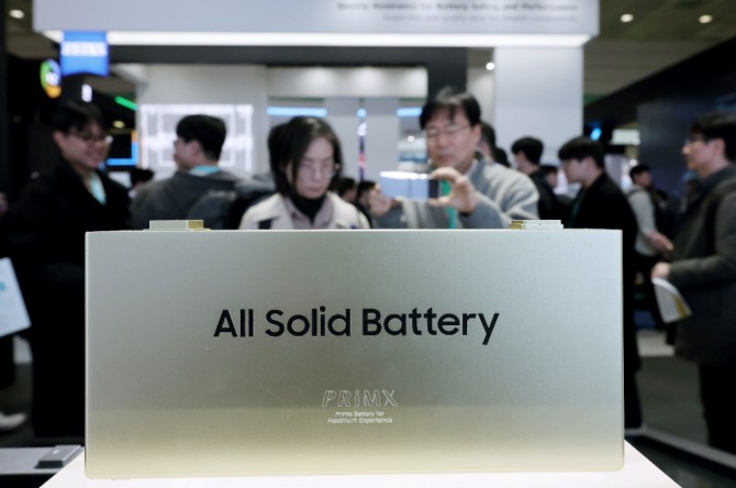 지난 6일 서울 강남구 코엑스에서 열린 '인터배터리 2024' 삼성SDI 부스에서 관람객들이 전고체 배터리 기술을 살펴보고 있다. 사진=뉴시스