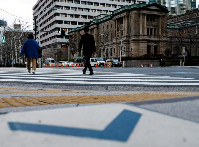 17년 만에 일본의 마이너스 금리가 해제될지 관심이 쏠리고 있다. 사진은 일본 도쿄의 일본 은행 건물 앞. 사진=로이터
