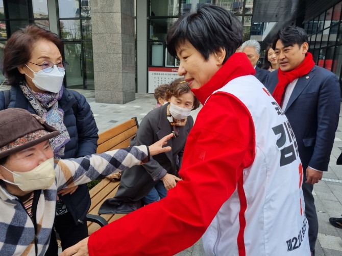 김영주 국민의힘 영등포갑 후보가 개소식에 참석한 지역주민들과 인사를 나누고 있다.사진=노춘호 기자