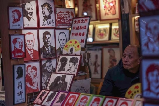 중국 노인이 가판대에서 그림을 판매하고 있다. 사진=연합뉴스
