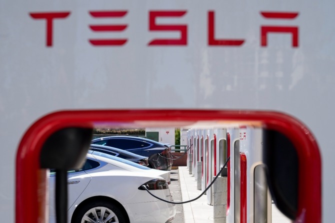 최근 미국 캘리포니아주 에머리빌의 한 전기충전소에서 테슬라 전기차가 충전하고 있다. 사진=뉴시스