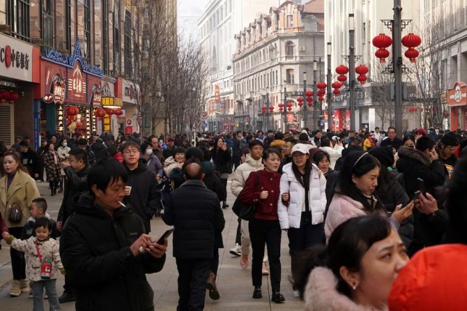 중국의 1~2월 경제지표는 예상치를 상회했지만, 소비 부진과 부동산 침체는 여전한 것으로 나타났다. 사진=로이터