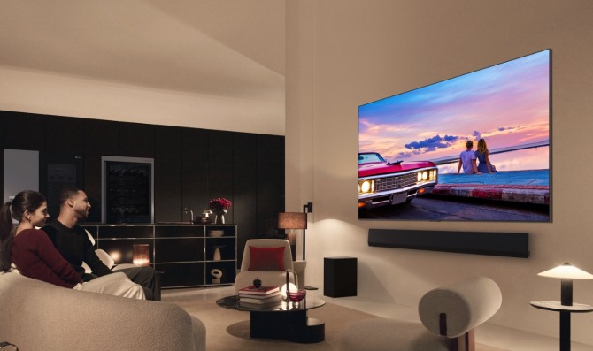 모델들이 LG전자의 2024년형 LG올레드 에보(G4) TV를 시청하고 있다. 사진=LG전자