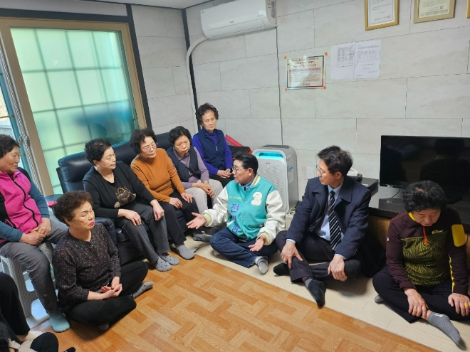 18일 오후 서울 동작구 상도4동에 위치한 구립노인정을 방문해 간담회를 가진 새로운미리 전병헌 동작답 예비후보(오른쪽에서 세 번째) 일행이 어르신들에게 국가장례 책임제에 대해 설명하고 있다. 사진=전병헌 예비후보