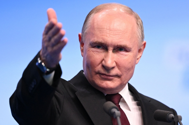 블라디미르 푸틴 러시아 대통령이 18일(현지시간) 모스크바의 선거캠페인 본부를 찾아 자신만만한 표정을 짓고 있다. 그는 최종 득표율 87.28%로 5선에 성공했다. 사진=연합뉴스