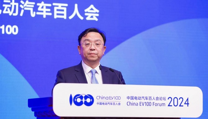 왕촨푸 비야디 회장이 지난 16일(현지시간) 중국 베이징에서 열린 중국 EV 100 포럼에서 연설하고 있다. 사진=CNEV포스트