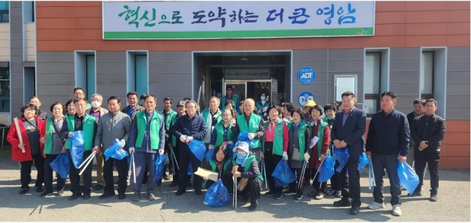 영암군 군서면 남·녀새마을지도자회가 15일 면 소재지 일대에서 걷고 뛰면서 방치된 쓰레기를 치우는 환경정화 활동 줍깅을 실시했다. / 전남 영암군=제공