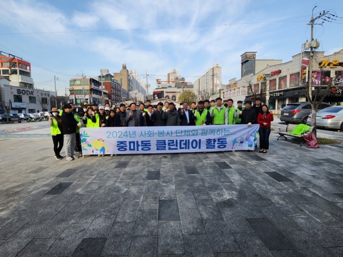 광양시 중마동은 지난 16일 사회·봉사단체와 함께하는 봄맞이 3월 클린데이 활동을 했다고 밝혔다.사진=광양시