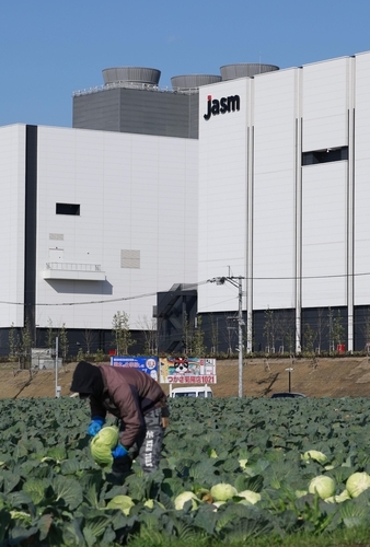 일본 구마모토현 TSMC 공장 밖에서 농삿일을 하는 농부의 모습. 사진=연합뉴스