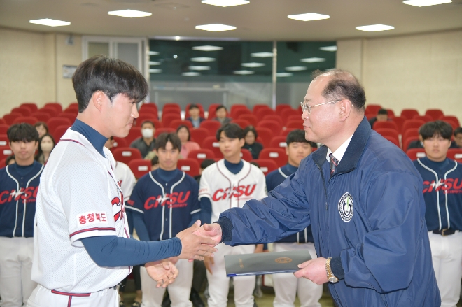 19일 충북보건과학대학교 합동강의실에서 열린 야구부 창단식에서 박용석 총장이 선발된 선수를 응원하며 악수하고 있다. 사진=충북보건과학대