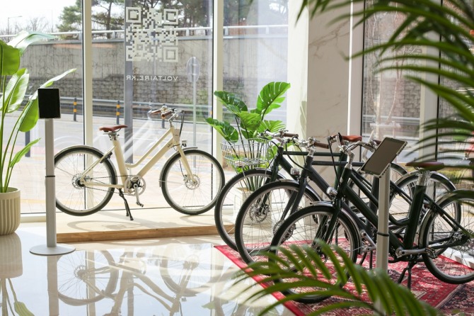 프랑스 프리미엄 전기자전거 볼테르가 업계 최초로 5성급 호텔과 파트너십을 맺으며 전용 쇼룸을 오픈한다. / 사진=볼테르
