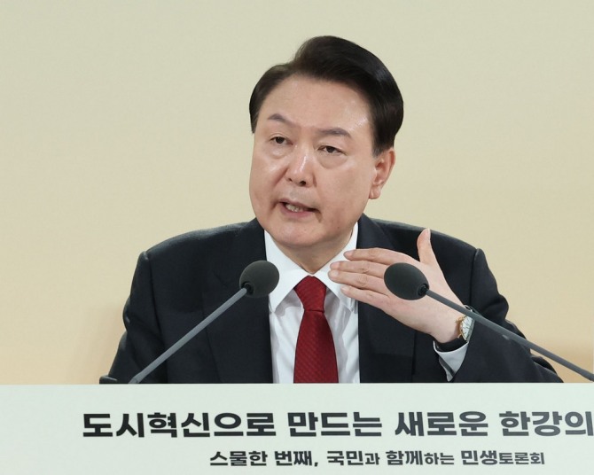 윤석열 대통령이 스물한 번째 민생토론회에서 '부동산 공시가격 현실화' 폐지를 비롯한 부동산 정책 개정 계획을 설명했다.  사진=대통령실/연합뉴스 