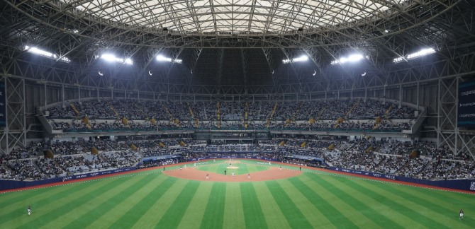 17일 서울 고척스카이돔에서 미국프로야구(MLB) 공식 개막시리즈를 앞두고 열린 로스앤젤레스(LA) 다저스 대 키움 히어로즈 연습 경기에서 관중이 경기를 지켜보고 있다. 사진=연합뉴스