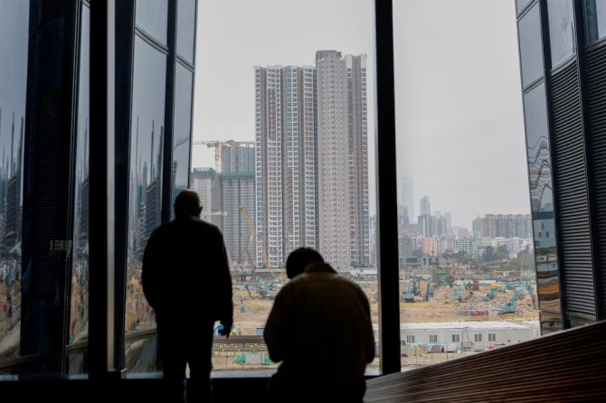 2024년 2월 27일 중국 홍콩에서 한 남자가 주거용 건물 건설 현장을 살펴보고 있다. 사진=로이터