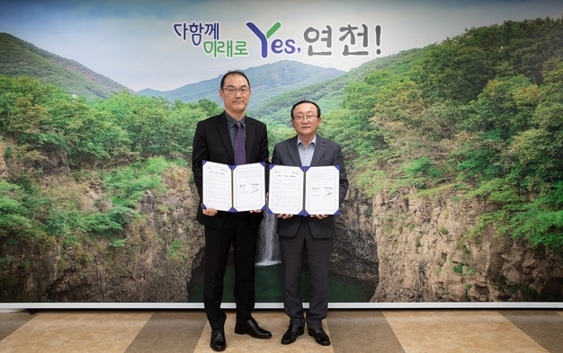 김덕현 군수(오른쪽)와 홍석남 ㈜시코드 회장이 협약서를 들어보이고 있다. 사진=연천군
