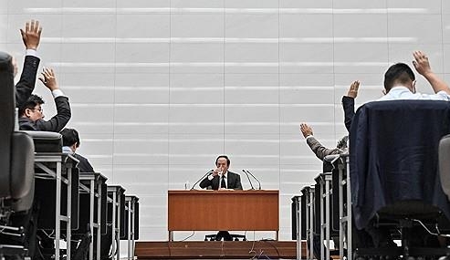 19일 우에다 가즈오  일본은행  총재가 통화정책회의를 마친 후 기자회견을 하는 가운데 여러 기자들이 질문을 하기 위해 손을 들고 있다. 사진=AFP/연합뉴스  
