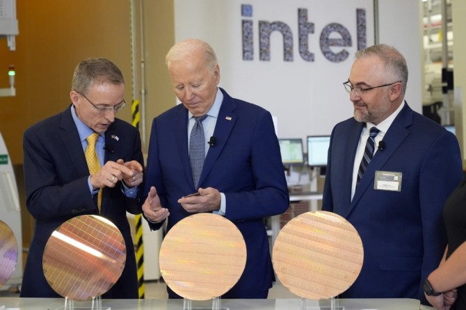 조 바이든 미국 대통령이 20일(현지시간) 애리조나주 챈들러 인텔 반도체 공장을 방문해 팻 겔싱어 인텔 최고경영자(CEO, 왼쪽)의 설명을 듣고 있다. 사진=AP/연합뉴스