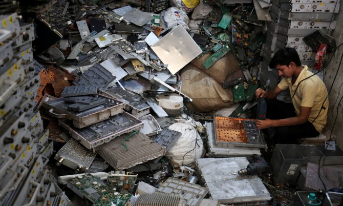 인도의 한 폐기물 처리장에 쌓여있는 폐전자제품들. 사진=로이터