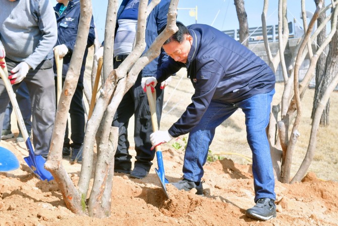 장성군이 19일 장성읍 기산리 황룡강변에서 제79회 식목일 기념 나무심기 행사를 가졌다. 김한종 장성군수와 고재진 장성군의회 의장, 산림조합장, 임업후계자, 공직자 등 150여 명이 동참했다. / 전남 장성군=제공