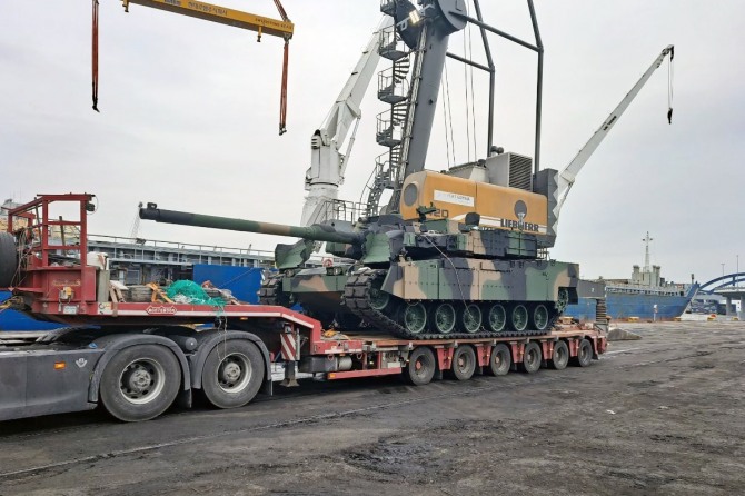 폴란드 그드니아 항구에 도착한 폴란드 K2 전차가 이동하고 있다. 사진=현대로템