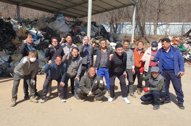 강화군 교동면 이장단은 영농철을 맞이해 환경오염 주범인 폐비닐을 각 동네에 적치 된 것들을 수거했다.   사진=강화군