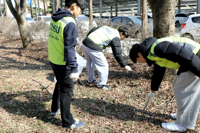 충북보건과학대학교 학생들이 21일 캠퍼스 주변에서 봉사활동을 하고 있다. 사진=충북보건과학대