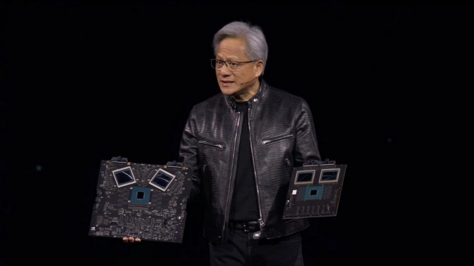 젠슨 황 엔비디아 CEO가 GTC 2024 기조연설에서 '블랙웰' 기반 'GB200' GPU 플랫폼 제품을 소개하고 있다.  사진=엔비디아 유튜브 갈무리
