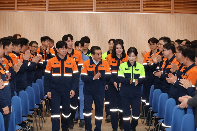 장인화 포스코그룹 회장(가운데)이 21일 포스코 포항 본사에서 열린 취임식 참석을 위해 직원들과 함께 취임식장에 입장하고 있다. 사진=포스코그룹