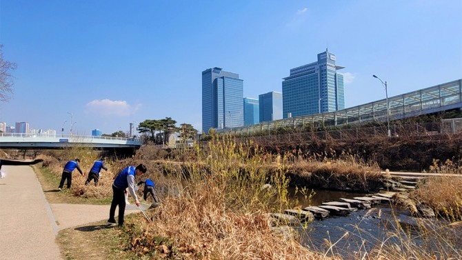 삼성전자 수원사업장 임직원들이 22일 '세계 물의 날'을 기념해, 사업장 옆을 흐르는 원천리천 정화 활동을 진행했다.