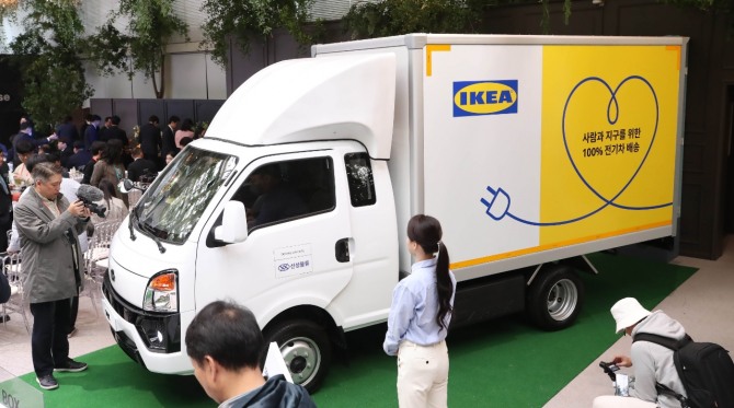 GS글로벌 BYD(비야디) 1톤 전기트럭 티포케이(T4K) 런칭 쇼케이스가 열린 지난해 4월 6일 오전 서울 중구 크레스트72에서 참석자들이 베일을 벗은 스마트 전기트럭을 살펴보고 있다. 사진=뉴시스