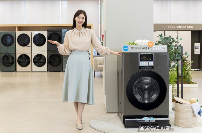 삼성전자 모델이 올인원 세탁건조기 '비스포크 AI 콤보' 제품을 소개하고 있다. 사진=삼성전자