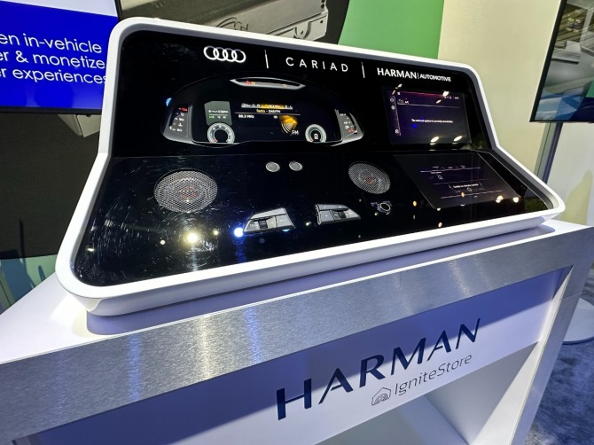 1월 9일(현지 시각) 세계 최대 가전·정보기술(IT) 전시회 CES 2024가 열린 미국 라스베이거스 컨벤션센터(LVCC) 센트럴홀에 있는 삼성전자 전장·오디오 자회사 하만의 전시장에 전시된 디지털 콕핏(디지털화한 자동화 운전공간) 레디 업그레이드. 사진=연합뉴스