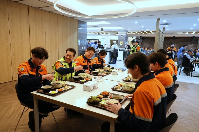 장인화 포스코그룹 회장(왼쪽에서 두 번째)이 22일 포항제철소 구내식당에서 직원들과 식사를 하며 대화하고 있다. 사진=포스코그룹
