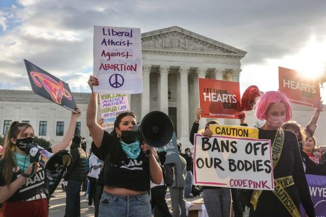 2021년 11월 1일 미국 대법원이 워싱턴에서 6주 이후 낙태를 금지하는 텍사스 법에 대한 이의 제기 변론을 심리하는 동안 낙태 찬성론자와 낙태 반대론자 모두 미국 대법원 밖에서 시위를 벌이고 있다. 사진=로이터