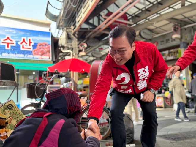 국민의힘 부산 수영 정연욱 후보가 24일 팔도시장에서 수영구민과 인사하고 있다. 사진=정연욱 캠프 