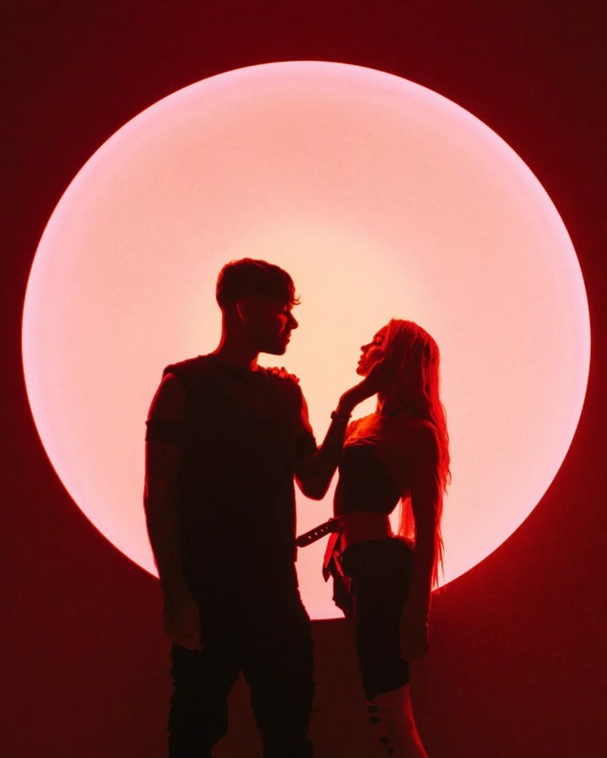 일론 머스크의 전 여자친구 그라임스(오른쪽)가 지난 23일 인스타그램을 통해 공개한 새 남자친구. 세계적인 DJ 애니마로 밝혀졌다. 사진=인스타그램