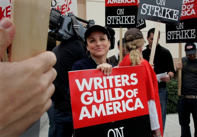 영화 배우 조합원인 여배우 줄리아 루이스 드레이퍼스가 할리우드 영화 및 텔레비전 제작자들에 대항하여 파업 중인 작가 조합원들과 함께 2007년 11월 5일 캘리포니아 버뱅크에 있는 워너 브라더스 스튜디오에서 시위 팻말을 들고 있다. 사진=로이터 
