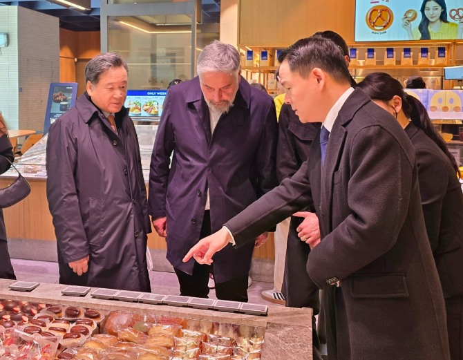 (왼쪽부터) 허영인 SPC 회장과 마리오 파스쿠찌 회장, 허진수 파리크라상 사장이 함께 SPC그룹 주요 매장을 둘러보고 있다. / 사진=SPC그룹