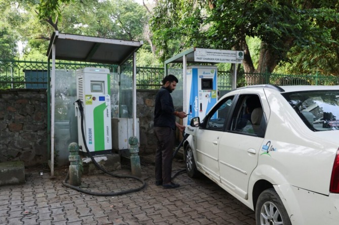 인도 뉴델리에 위치한 한 EV 충전소에서 운전자가 차량 충전을 하고 있다. 사진=로이터