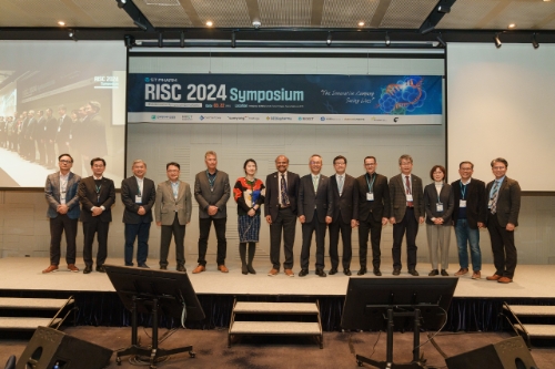 김경진 에스티팜 대표이사(사진 오른쪽에서 7번째)와 주요 연사들이 RISC 2024에서 기념사진을 촬영하고 있다. 사진=동아에스티
