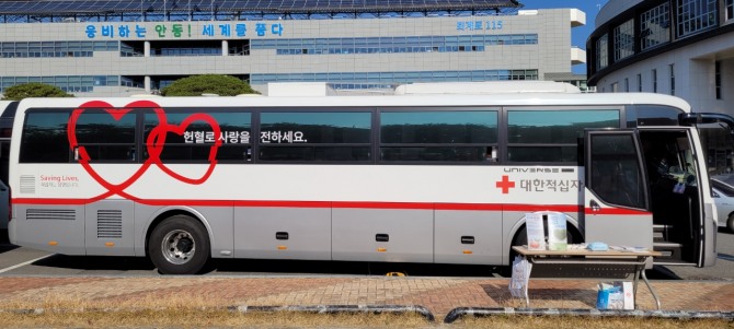 안동시는 오는 27일 혈액수급 문제를 해소하고 응급환자에게 도움을 주기 위해 시청 앞뜰에서 ‘공직자 생명나눔 사랑의 헌혈 운동’을 진행한다. 사진=안동시 