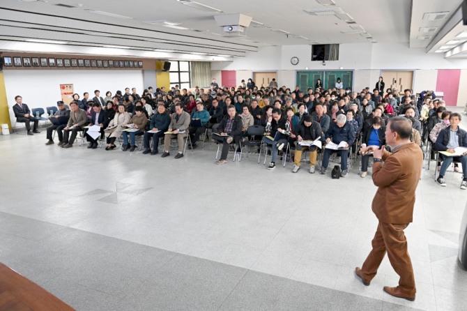 25일 군청 대회의실에서 열린 '2024 군위형 마을만들기' 씨앗·스타마을 리더 워크숍 모습. 사진=군위군 