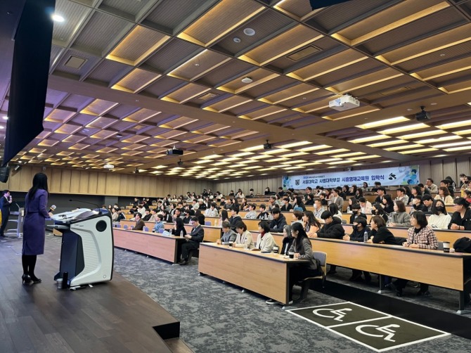 시흥시는 지난 23일 서울대학교 시흥캠퍼스에서 ‘서울대학교 사범대학 부설 스누융합과학배움터(이하, 스누융합과학배움터)의 사사과정 입학식을 개최했다. 사진=시흥시